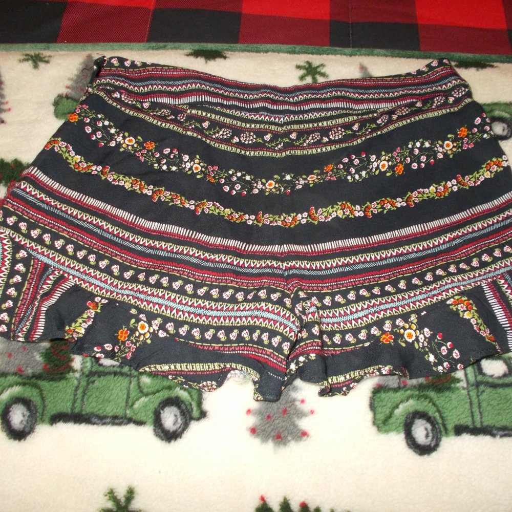 Loft Printed/Patterned Shorts Black/Multi Color S… - image 4